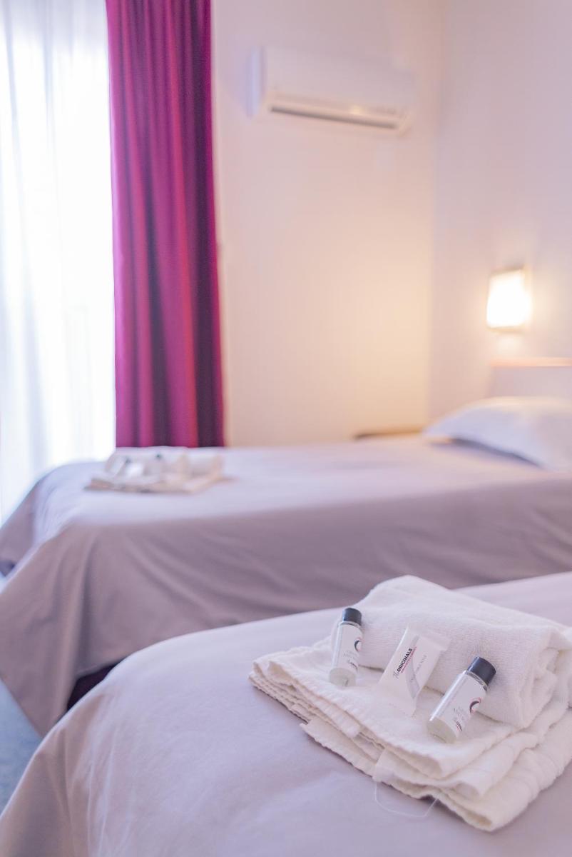 Un ou plusieurs lits dans un hébergement de l'établissement Relax'Otel & Spa, Le Barcarès