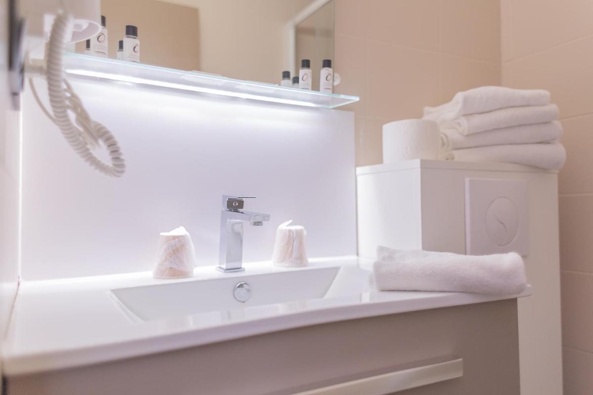 Salle de bains dans l'établissement Relax'Otel & Spa, Le Barcarès