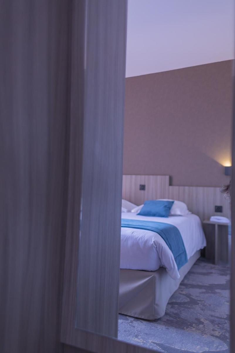 Un ou plusieurs lits dans un hébergement de l'établissement Relax'Otel & Spa, Le Barcarès