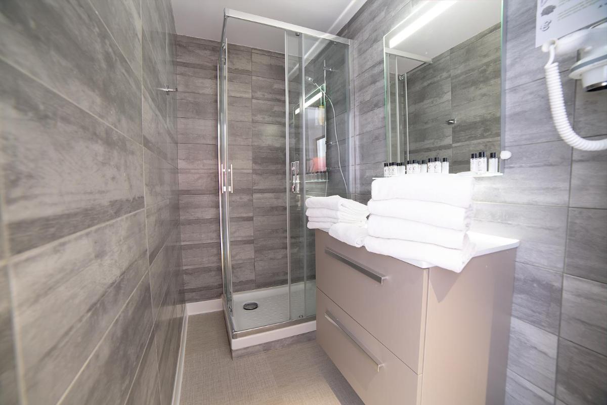 Salle de bains dans l'établissement Relax'Otel & Spa, Le Barcarès
