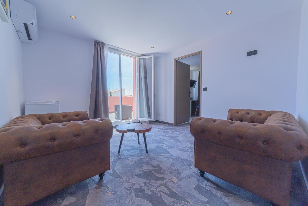 Coin salon dans l'établissement Relax'Otel & Spa, Le Barcarès