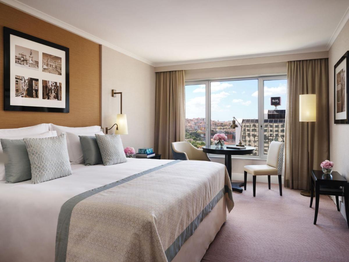Uma cama ou camas num quarto em Corinthia Lisbon