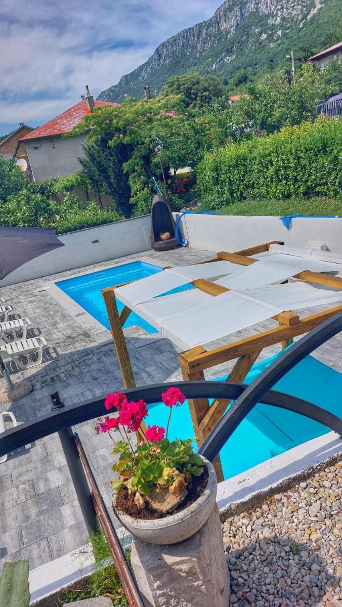 AS Apartments with swimming pool and a large yard - Housity