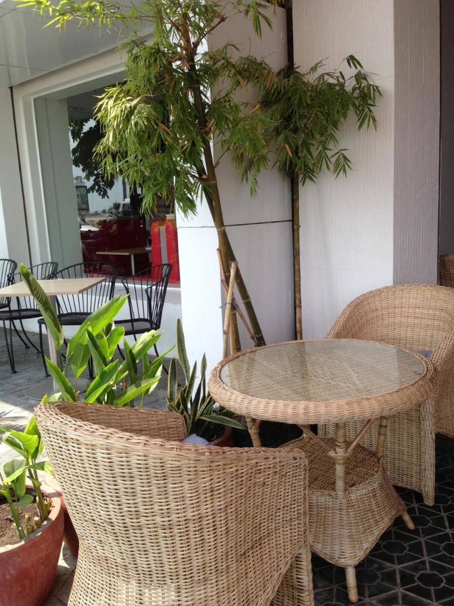 New Season Riverside Hotel - Housity