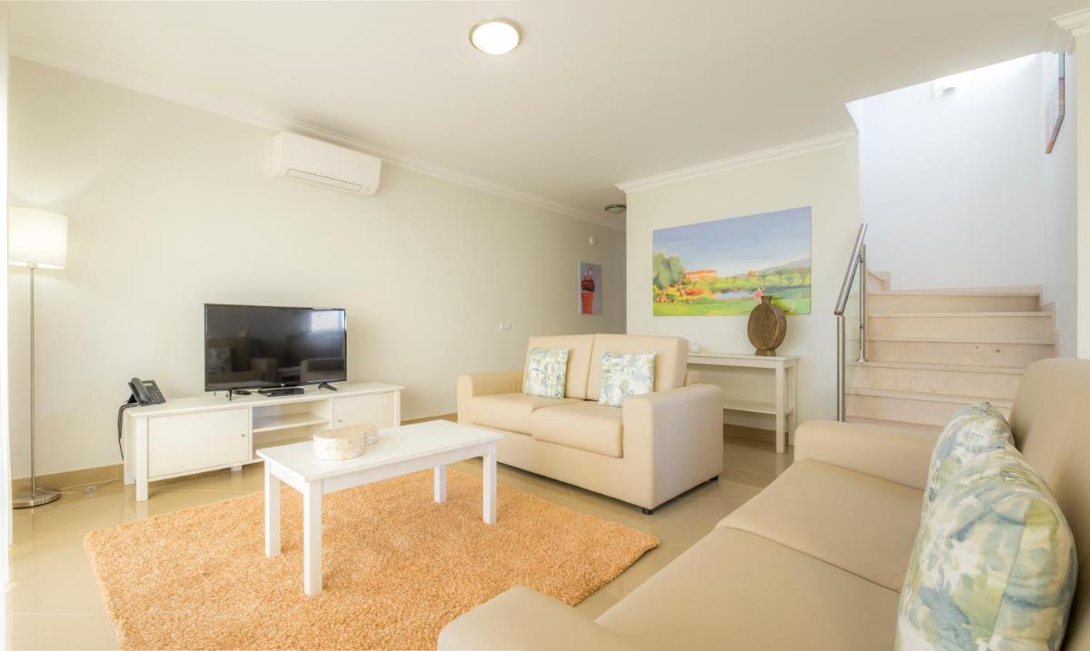 Uma televisão e/ou sistema de entretenimento em Boavista Golf & Spa - Bela Colina Holidays