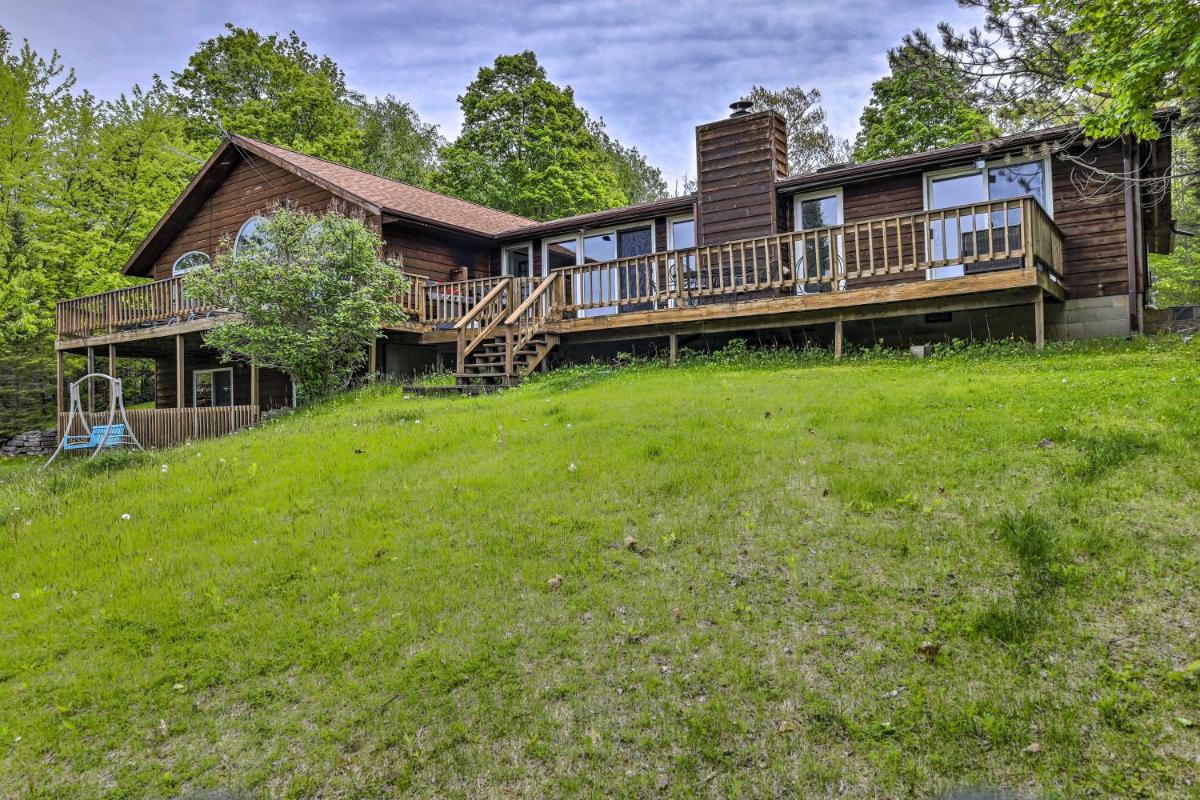 Egg Harbor Escape with Deck about 1 Mile to ! - Housity