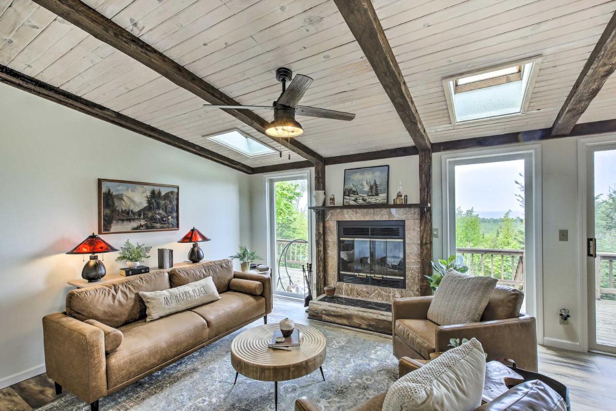 Egg Harbor Escape with Deck about 1 Mile to ! - Housity