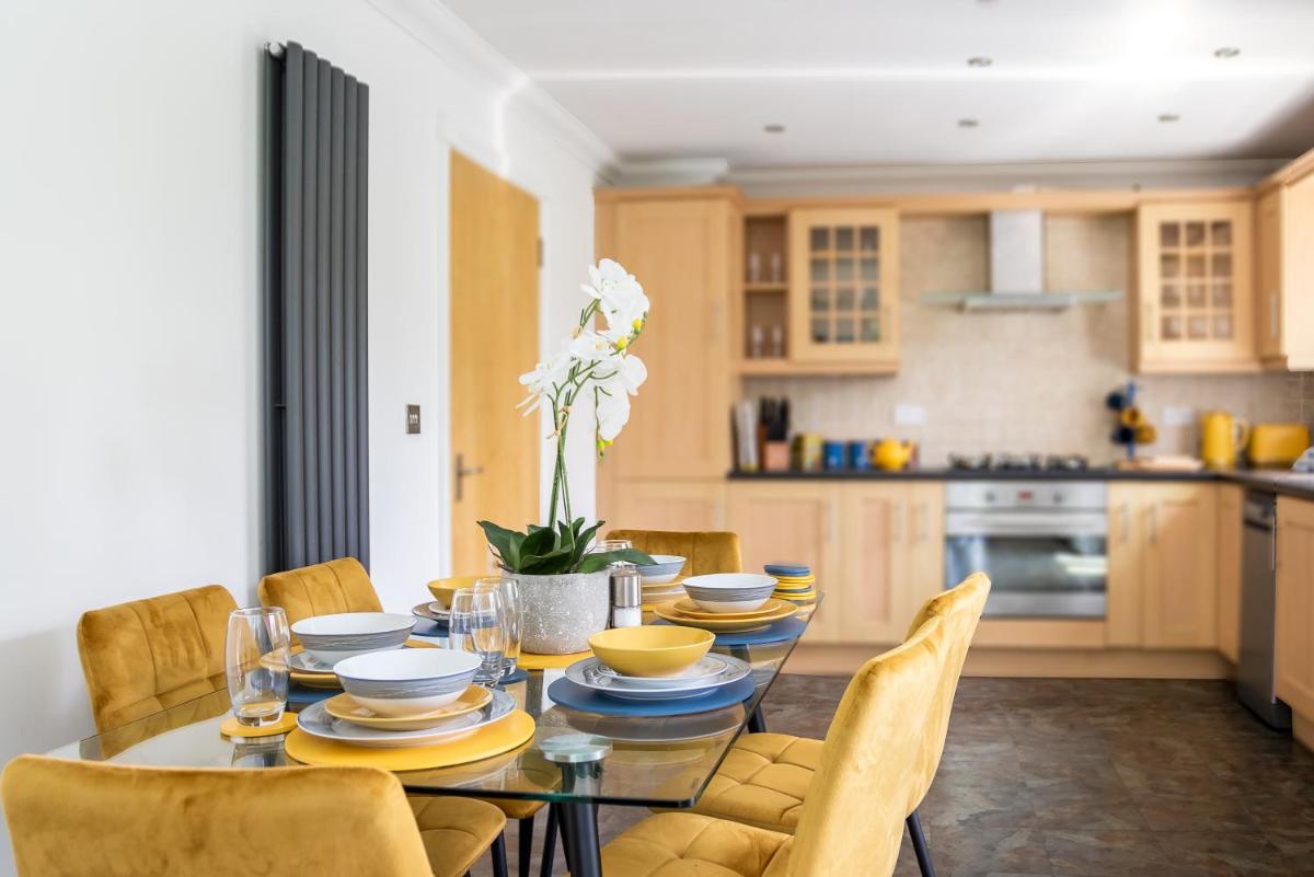 3 Bedroom Apartment, Free Parking & Fast WiFi, 65 Inch Smart TV - Hizvo
