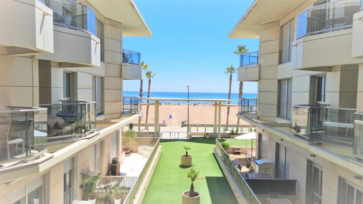 Luxury Beachfront Apartment - Housity