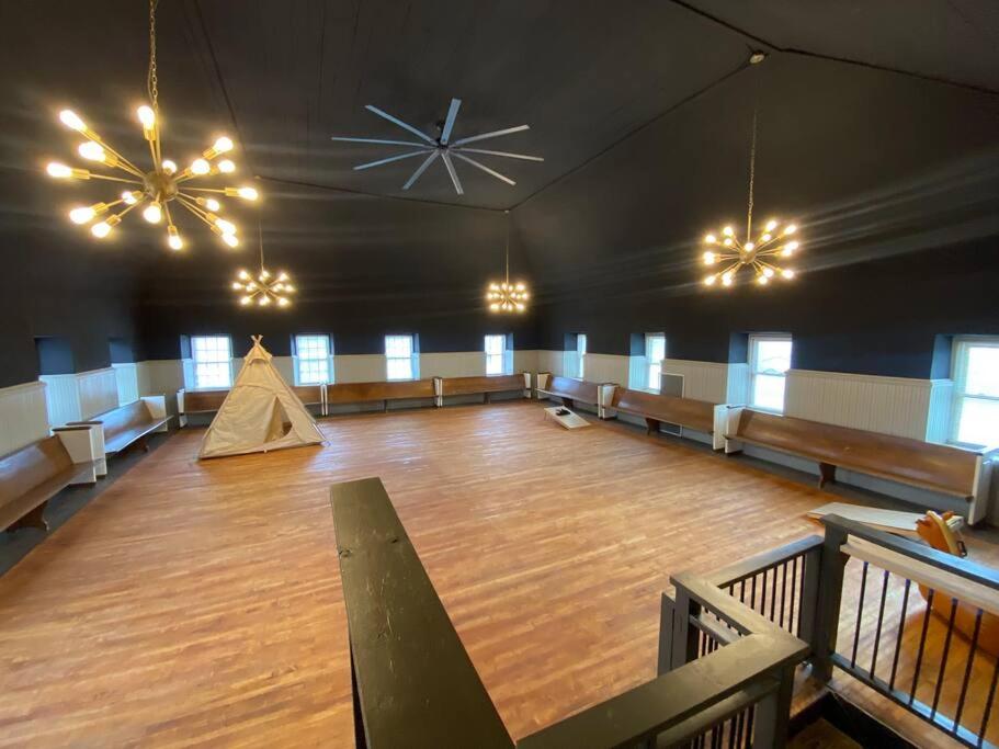 Dance Hall, Events Welcome, Sleeps 16-20, Pets OK - Housity