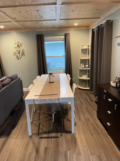 Caseville, MI Cute Sandpoint home, beach access - Housity
