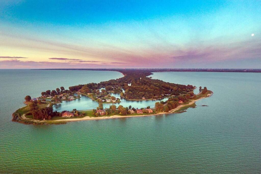 Caseville, MI Cute Sandpoint home, beach access - Housity