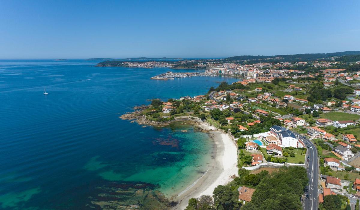una vista aérea de una playa y el océano en Hotel Spa Nanin Playa, en Sanxenxo
