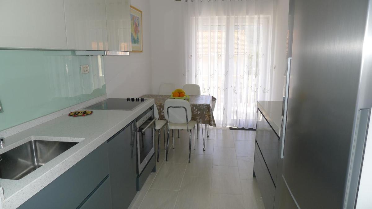 House with Private Swimming pool Zlatan - Housity