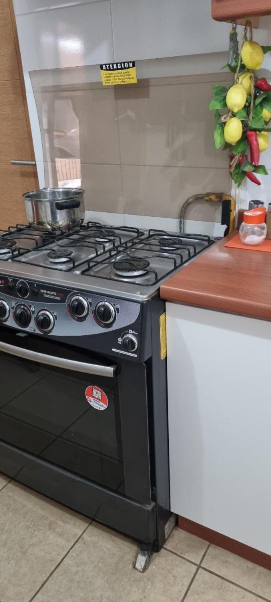 HABITACION PRIVADA para 2 o 4 personas a pasos Av San Juan con ESTACIONAMIENTO y DESAYUNO - Housity
