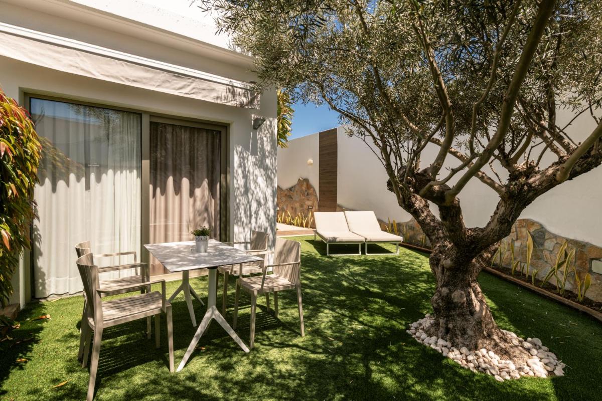 Jardín al aire libre en Silvi Villas by TAM Resorts