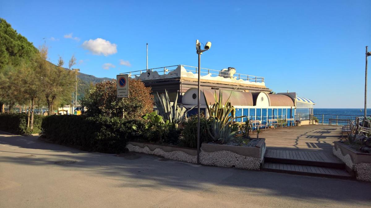 DELuxe 4 Bedrooms in Fegina Monterosso - Housity
