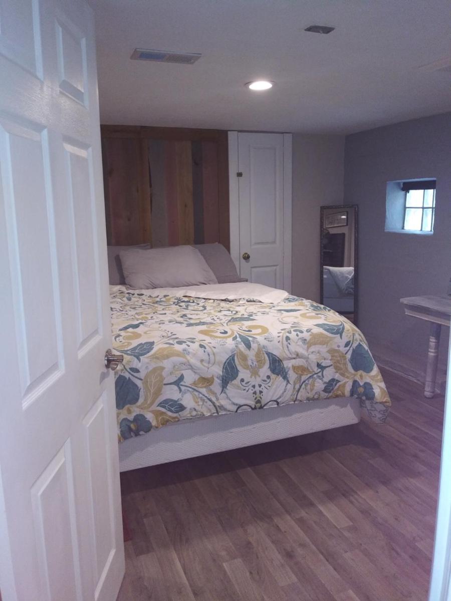 Basement Suite PVT enterance with Hot Tub - Housity