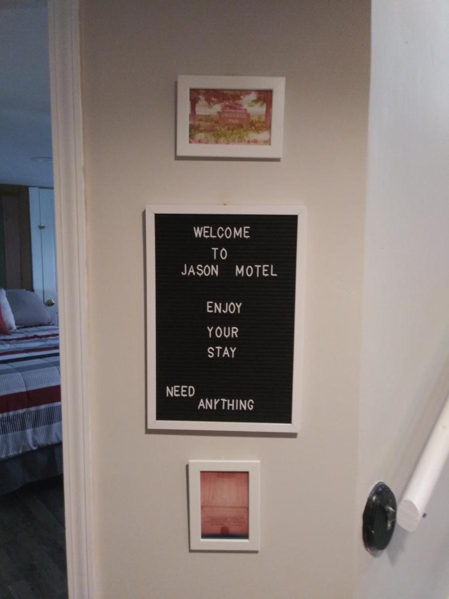 Basement Suite PVT enterance with Hot Tub - Housity