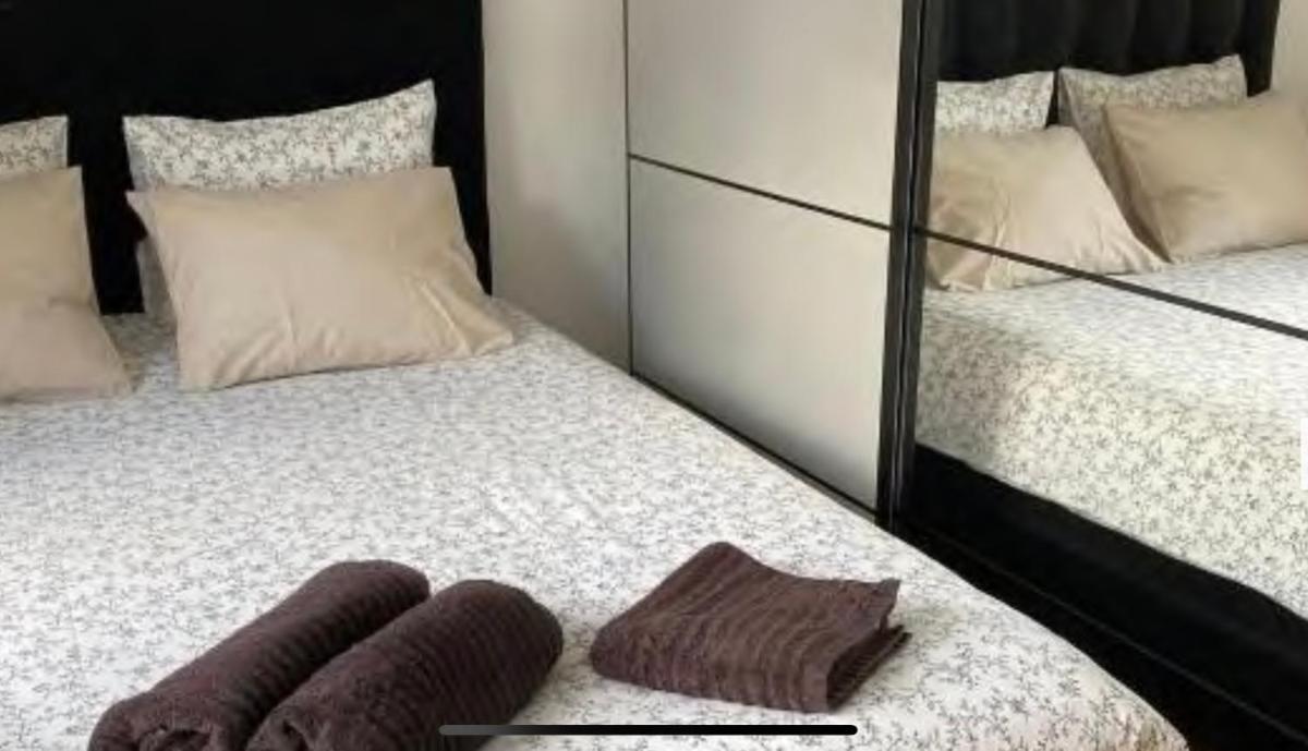 Louise47 Black - Housity