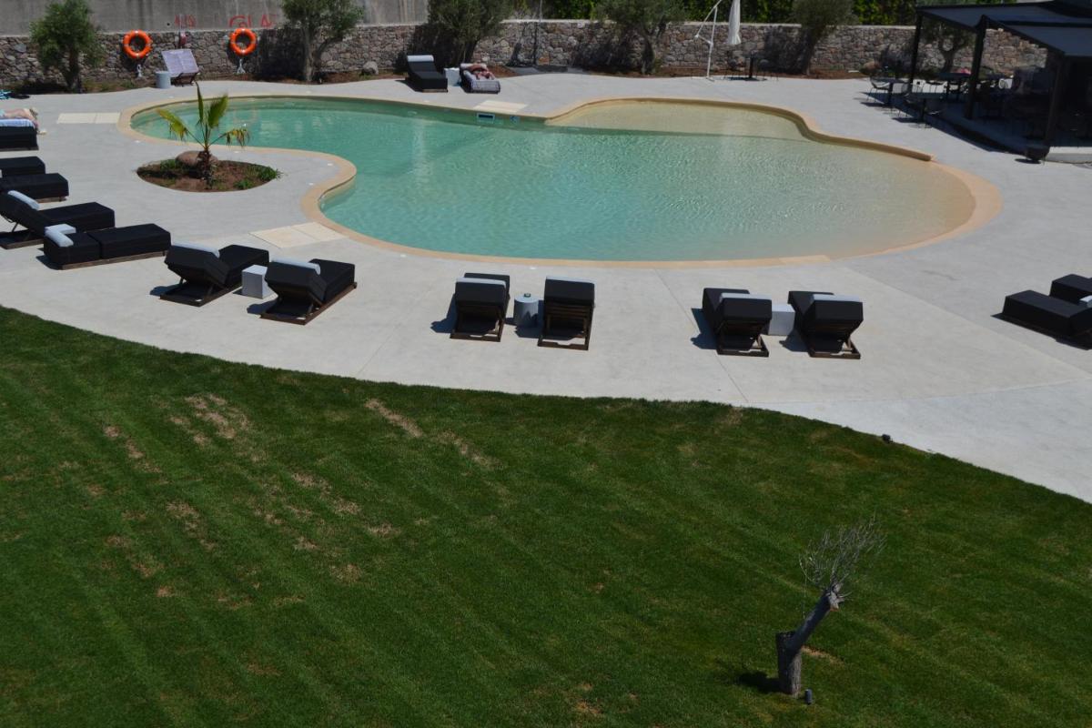 Niki Studios Sea - Front - Housity