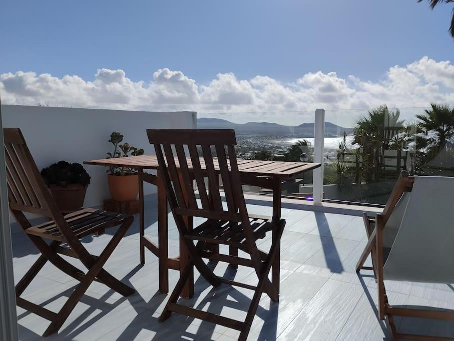 360 view to ocean and cliffs - Housity