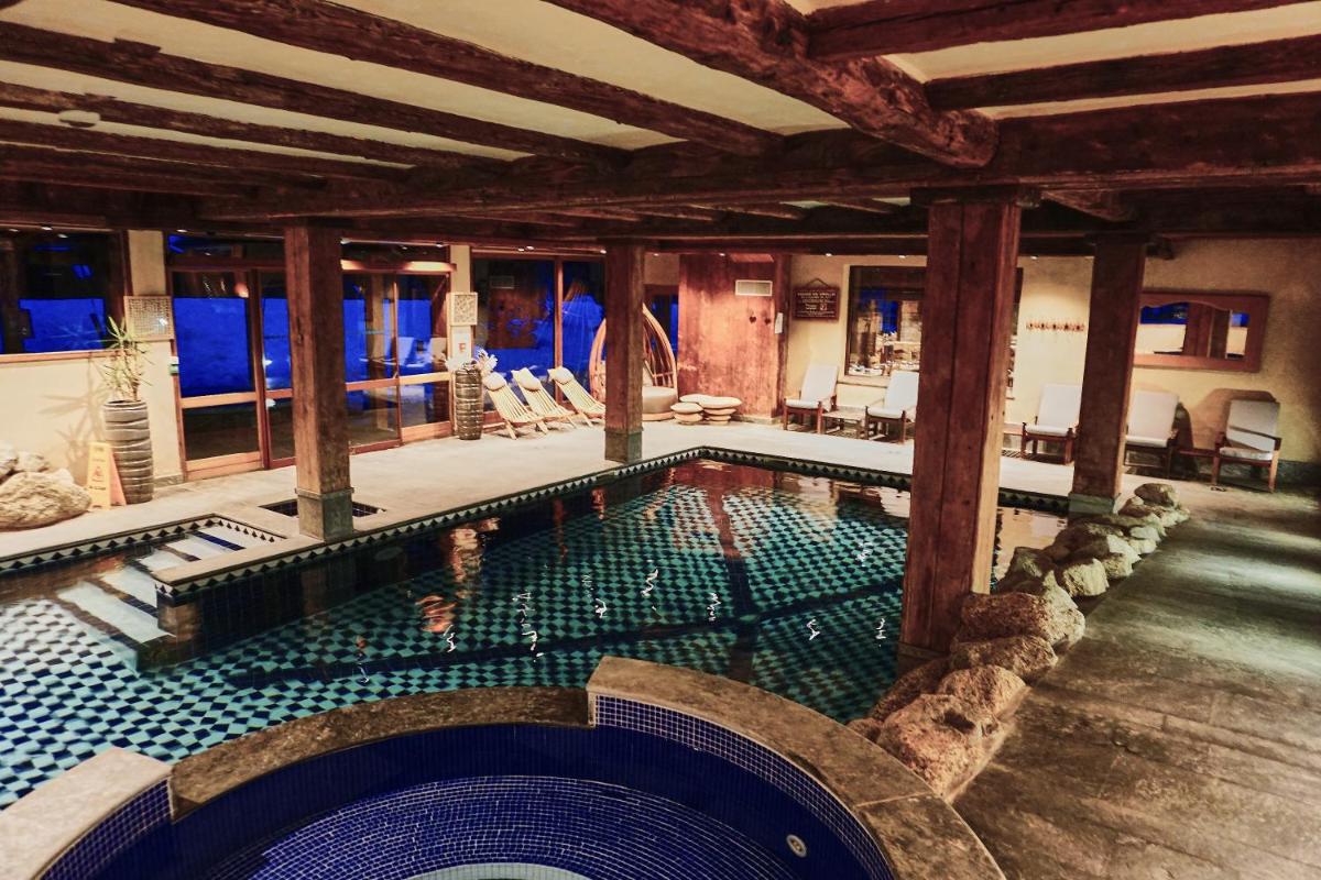 Piscine de l'établissement Les Grands Montets Hotel & Spa ou située à proximité