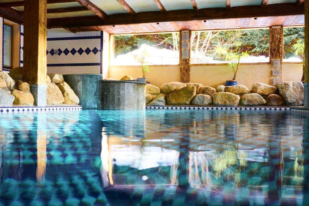 Piscine de l'établissement Les Grands Montets Hotel & Spa ou située à proximité