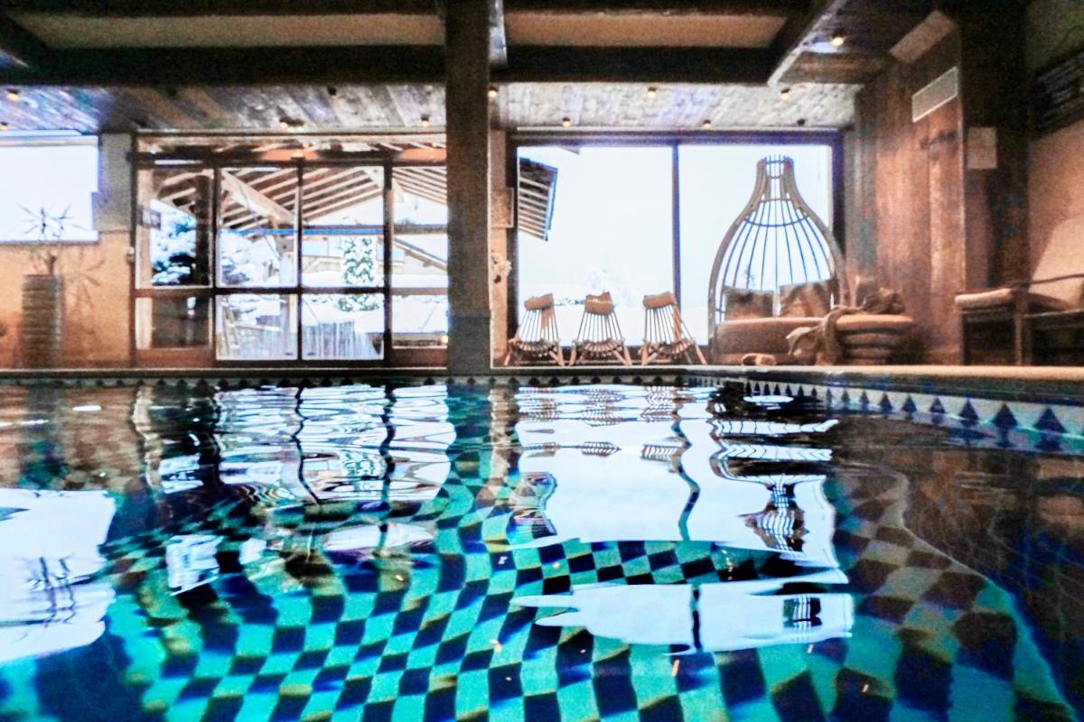 Piscine de l'établissement Les Grands Montets Hotel & Spa ou située à proximité