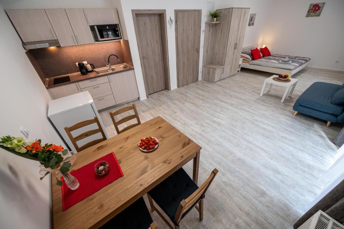 Penzion Kamenný dvůr - Housity