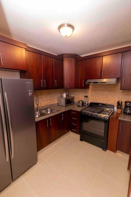 Lovely 3bedroom condo with secure free parking - Housity
