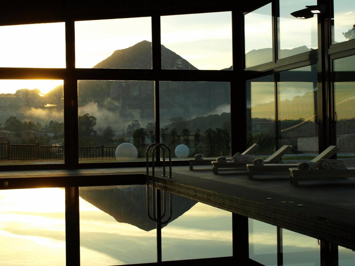 una piscina con vistas a la montaña en La Piconera Hotel & Spa, en Ribadesella 64 fotos más