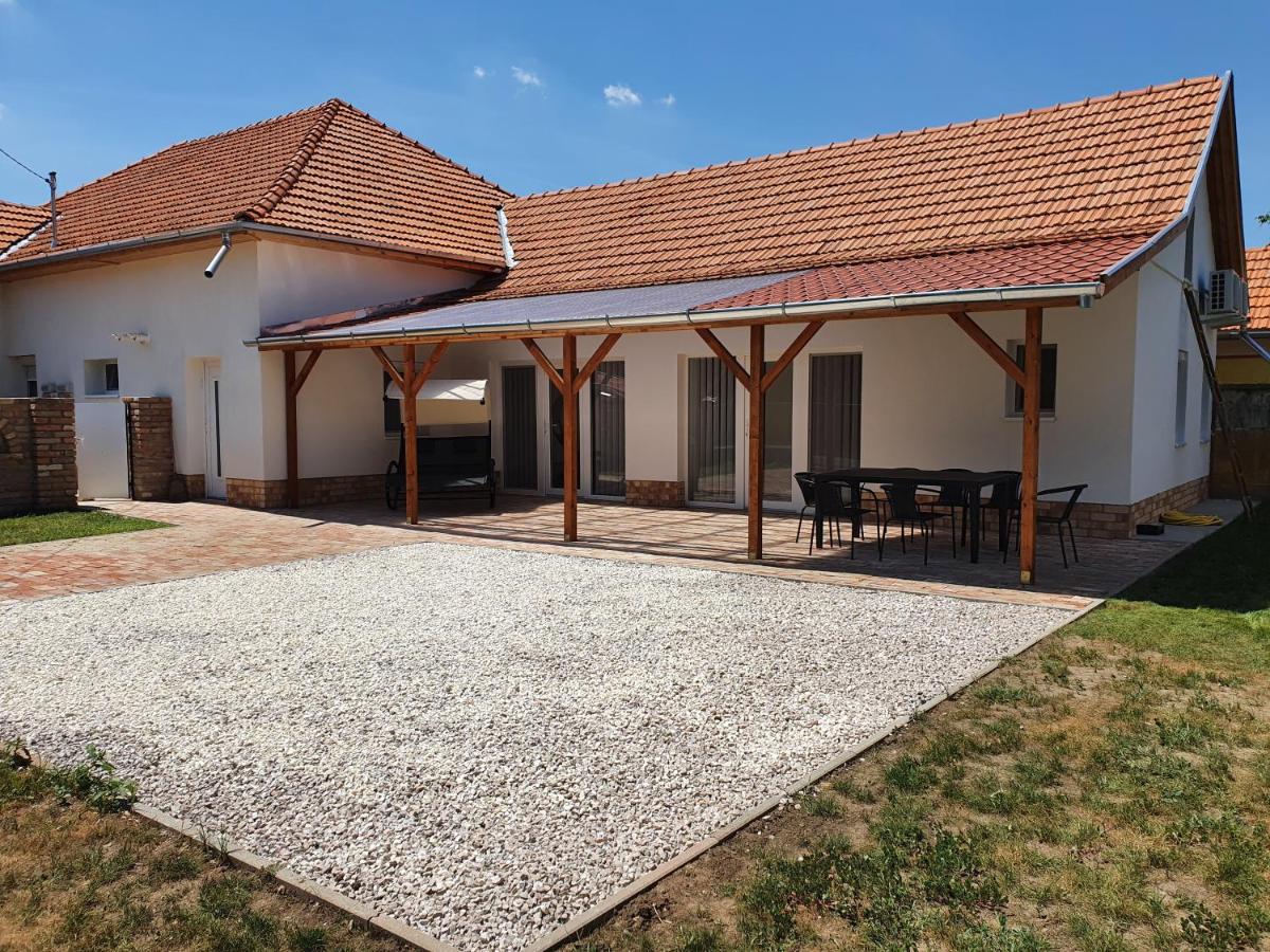 Família Apartman Cserkeszőlő - Housity