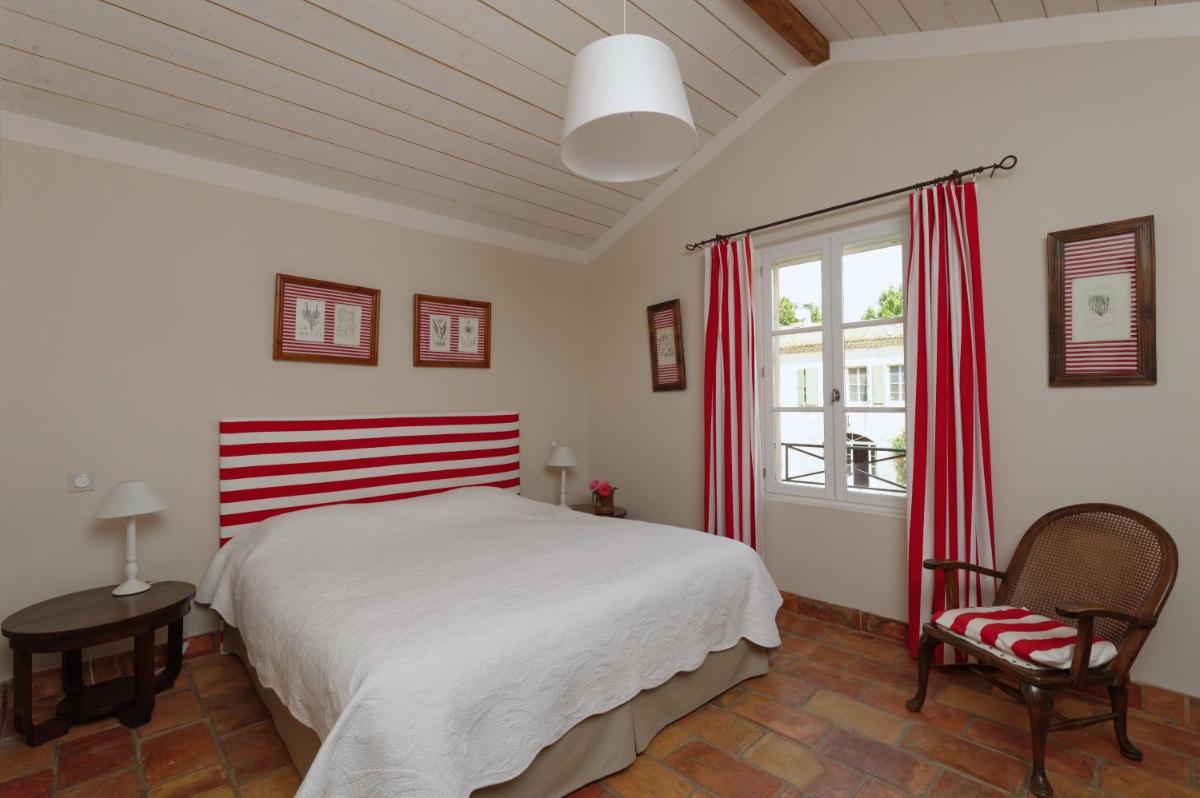 Un ou plusieurs lits dans un hébergement de l'établissement HOTEL et APPARTEMENTS DOMAINE DES CLOS - Teritoria