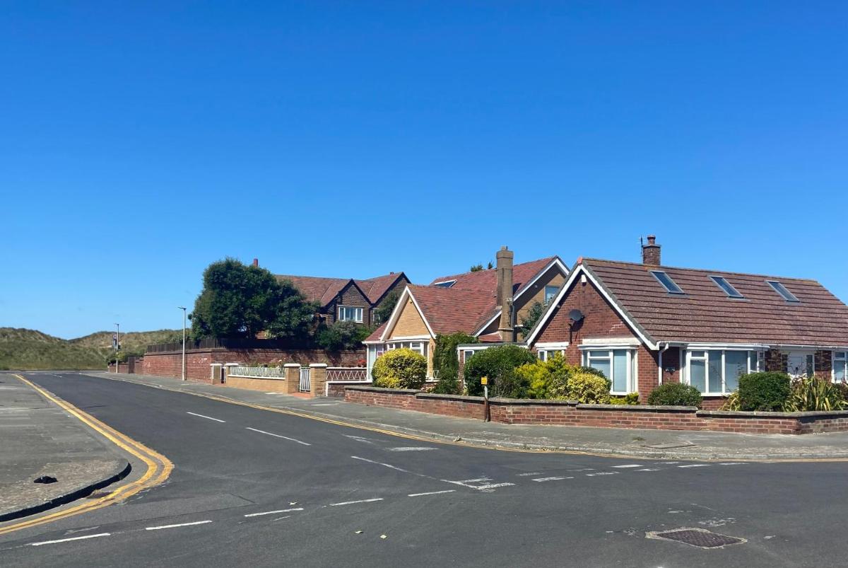 The Bungalow a Tranquil 3 bedroom property close to beach - Housity