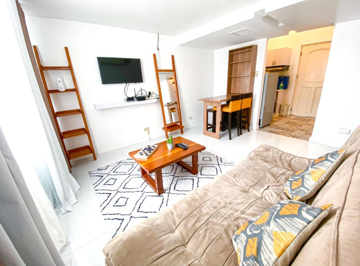 Loft 1BR Condo Cainta near Eastwood Ortigas Fast Wifi - Housity