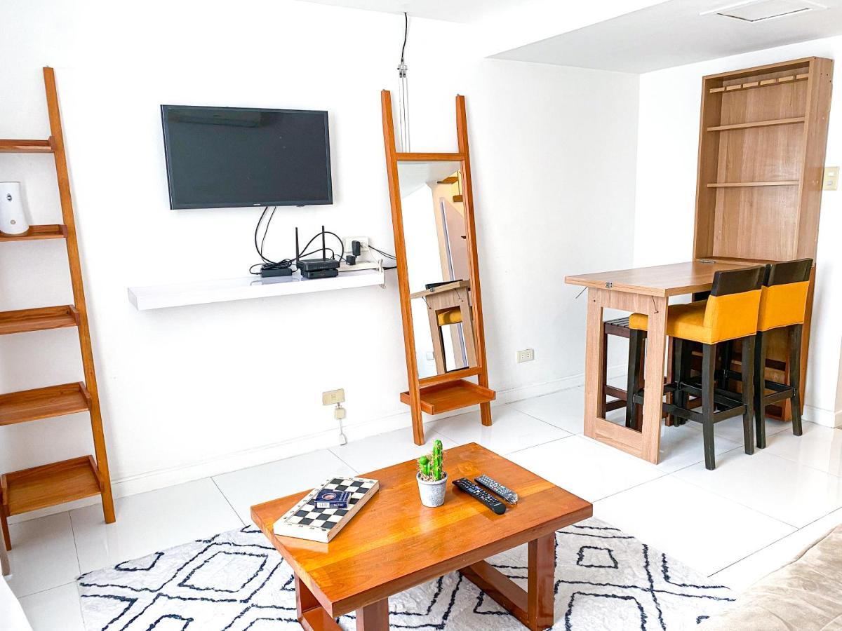 Loft 1BR Condo Cainta near Eastwood Ortigas Fast Wifi - Housity