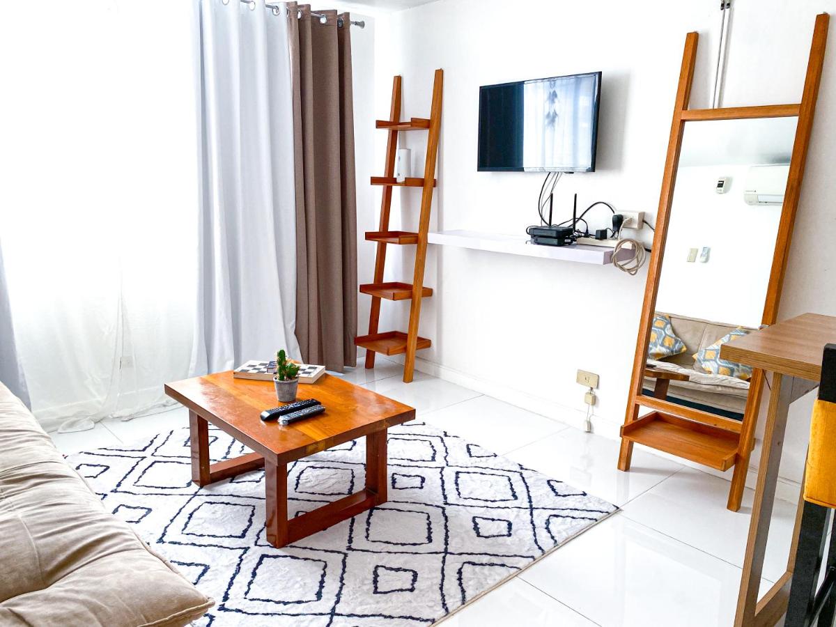 Loft 1BR Condo Cainta near Eastwood Ortigas Fast Wifi - Housity
