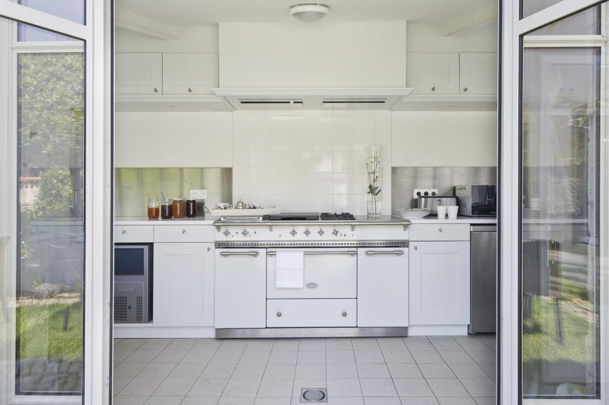 Cuisine ou kitchenette dans l'établissement Villa Clarisse & Spa by Olivier Claire