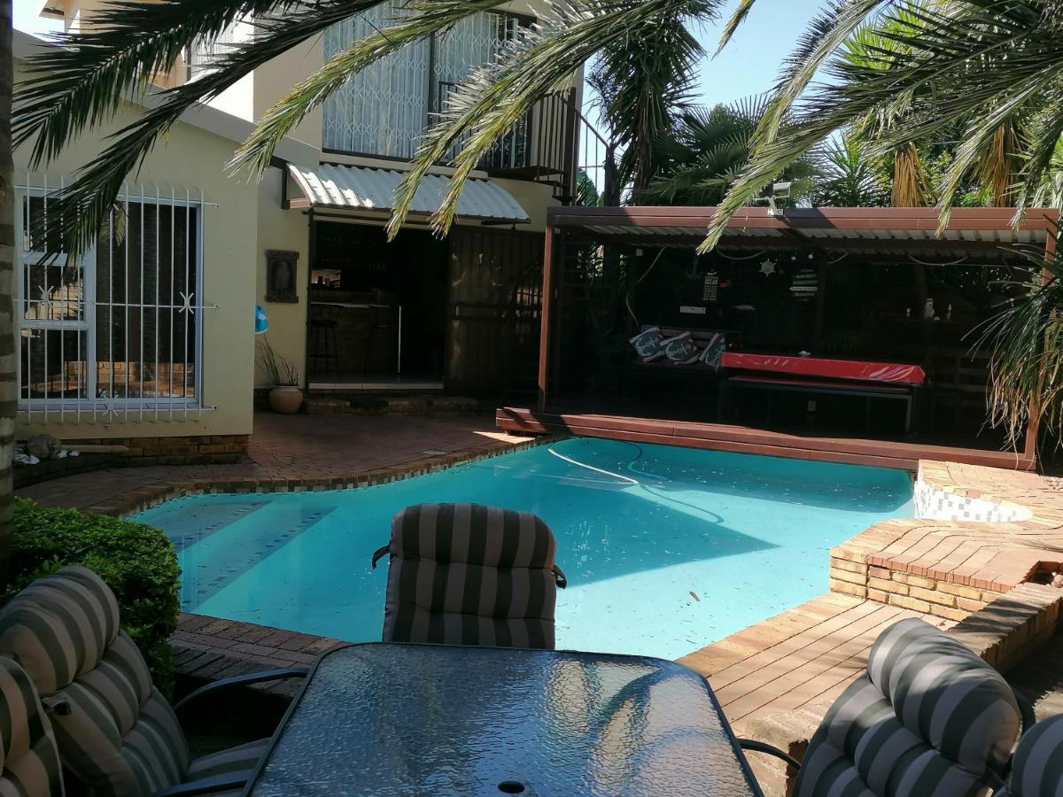 Suitetrails - Inviting 3-Bed House in Kempton Park