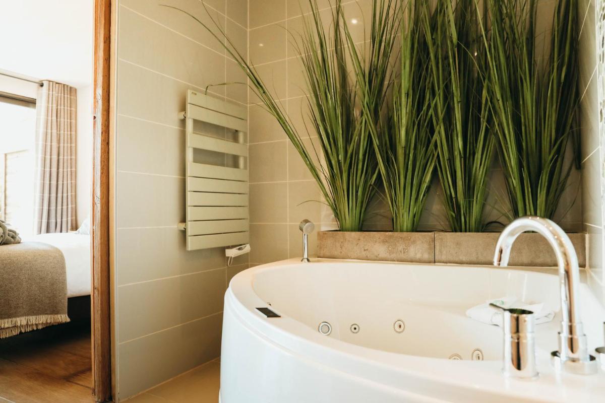 Salle de bains dans l'établissement Les Grands Montets Hotel & Spa