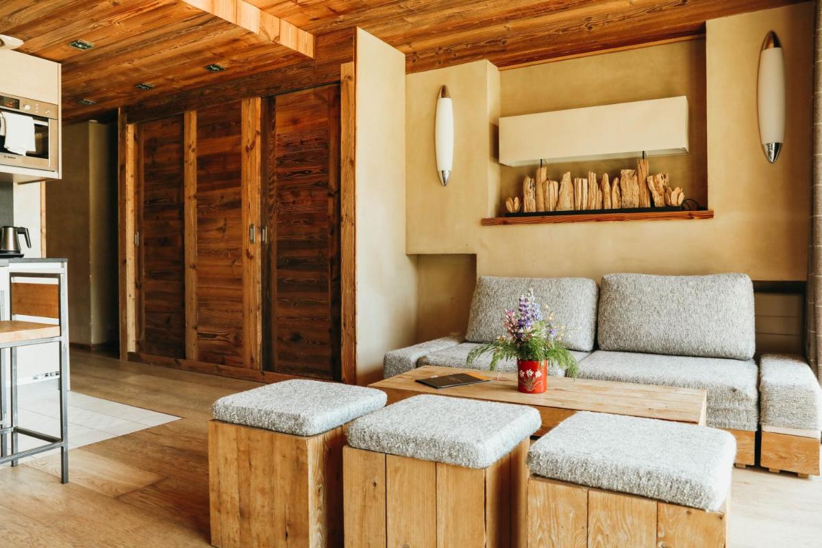 un salon avec un canapé et une table dans l'établissement Les Grands Montets Hotel & Spa, à Chamonix-Mont-Blanc