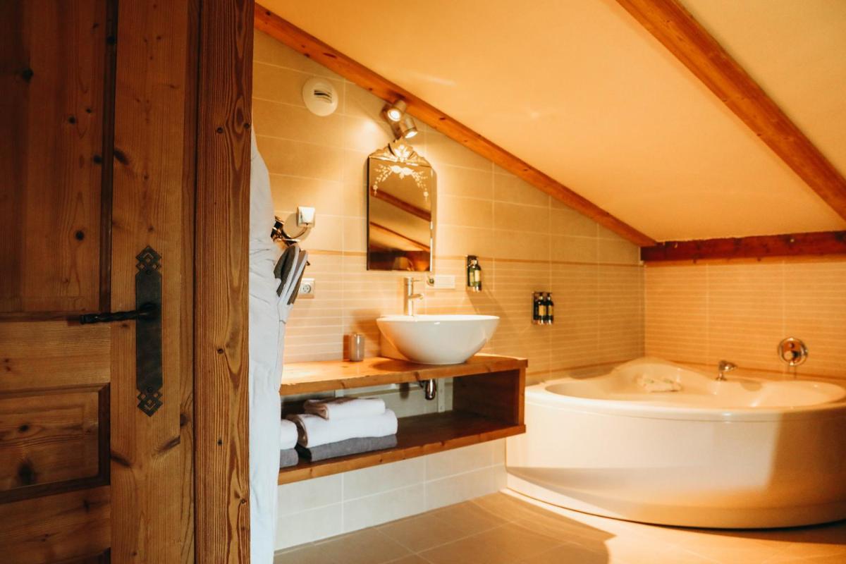 Salle de bains dans l'établissement Les Grands Montets Hotel & Spa
