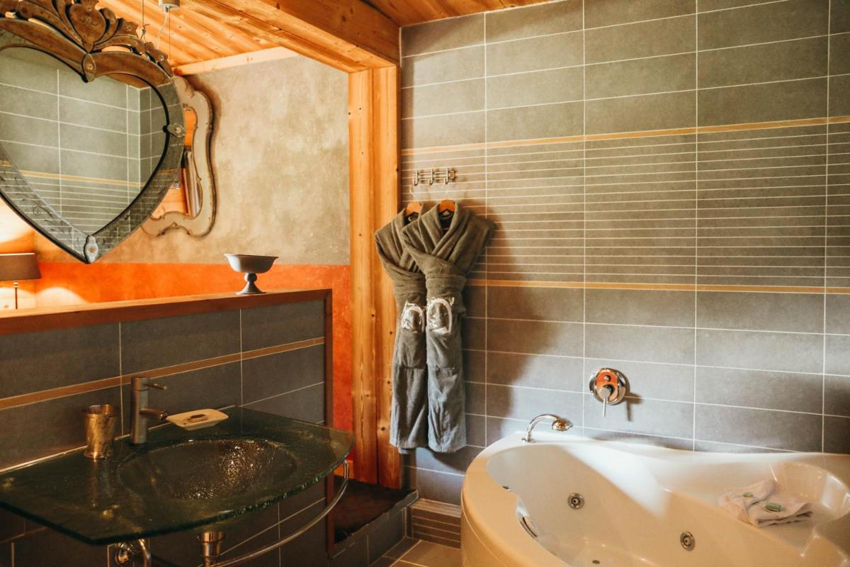 Salle de bains dans l'établissement Les Grands Montets Hotel & Spa