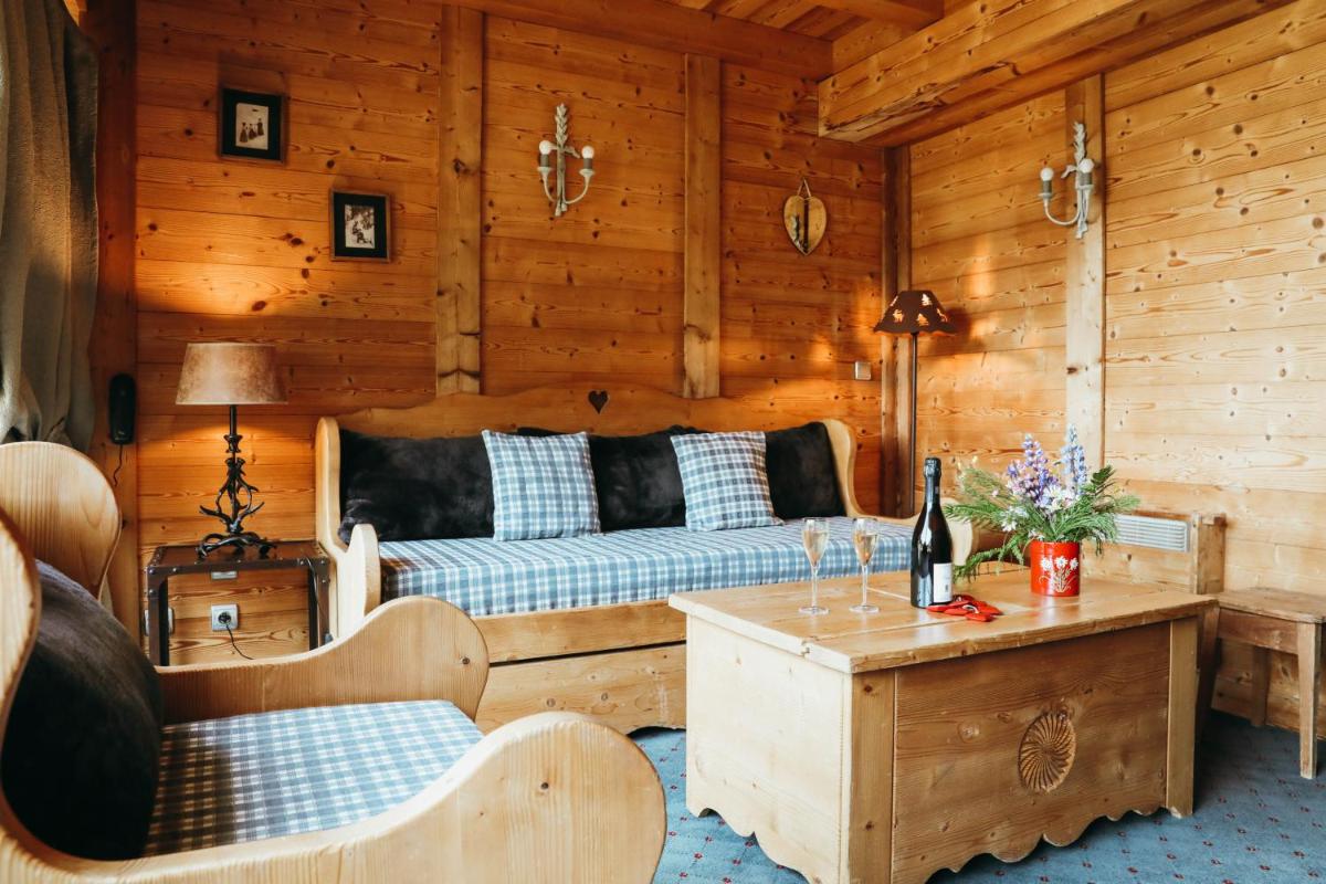 Coin salon dans l'établissement Les Grands Montets Hotel & Spa