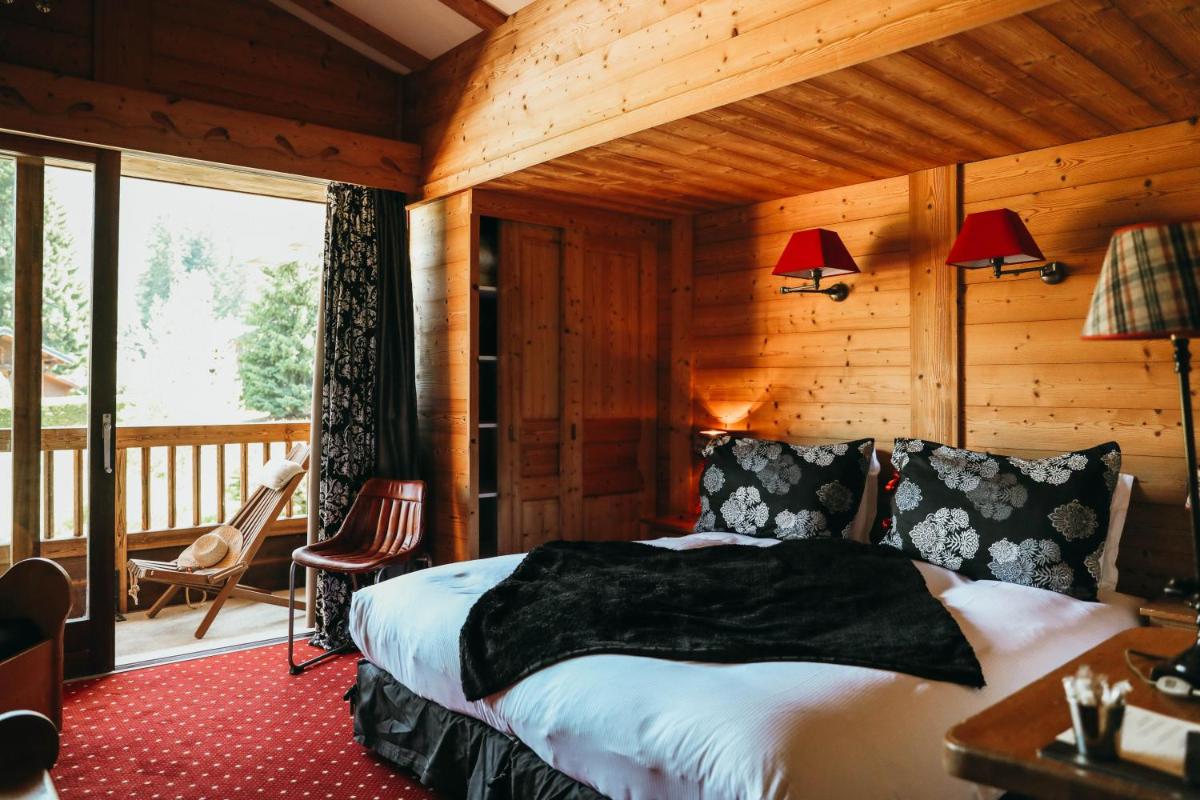 Cet appartement comprend une chambre dotée d'un lit et d'un balcon. dans l'établissement Les Grands Montets Hotel & Spa, à Chamonix-Mont-Blanc 124 autres photos