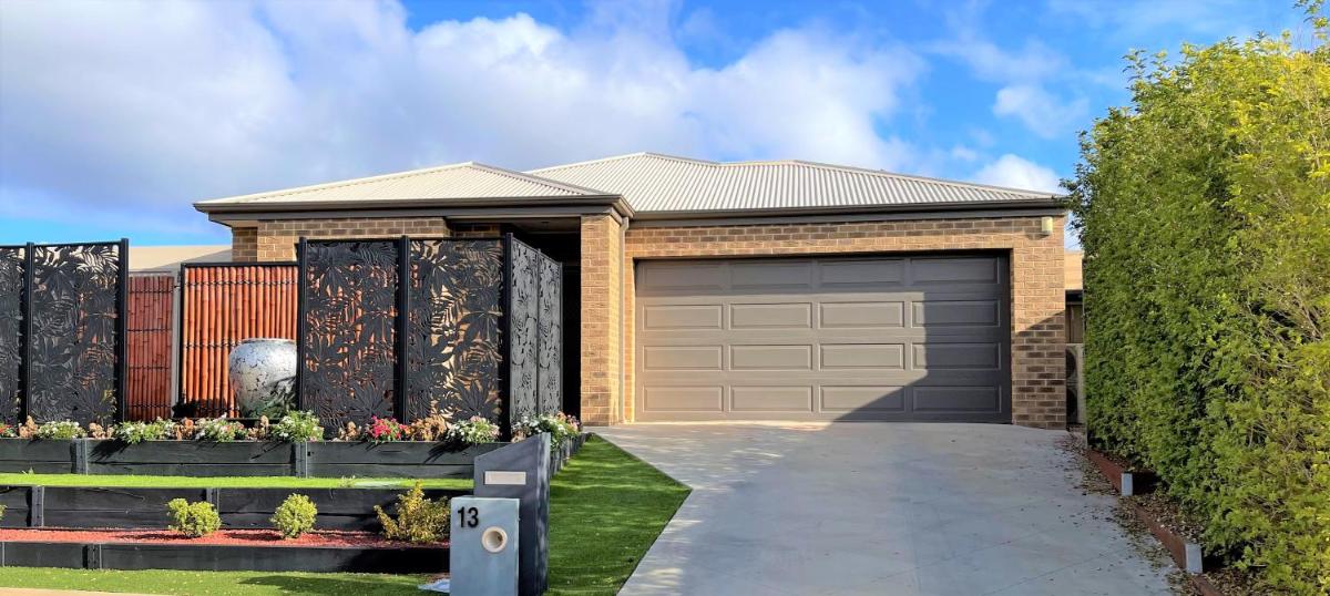 Stunning 2BR whole house with lockup garage, Spa, landscaped backyard at Mildura - Housity