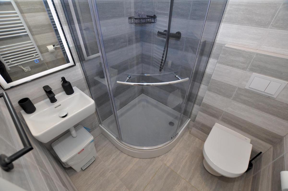 bedroom with bathroom shower - Housity