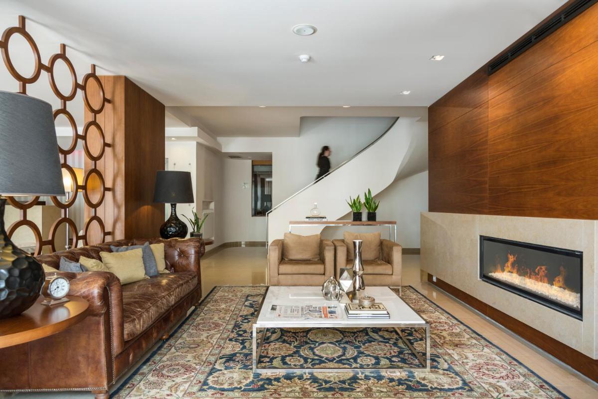 uma sala de estar com sofá e lareira em Hotel Dom Goncalo & Spa em Fátima