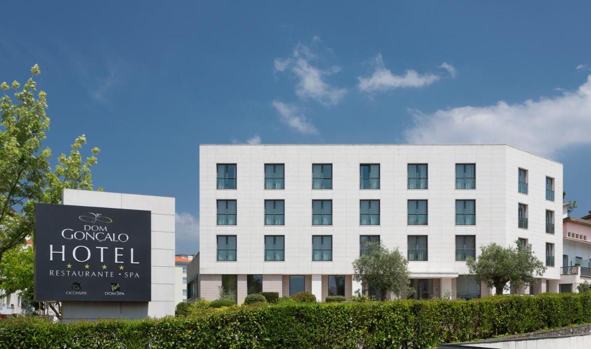 um hotel branco com uma placa na frente em Hotel Dom Goncalo & Spa em Fátima
